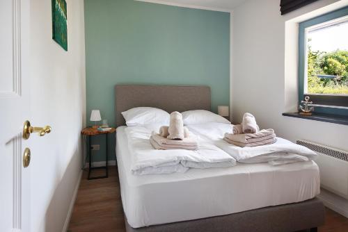 ein Schlafzimmer mit einem Bett mit Handtüchern darauf in der Unterkunft Hus Föfftein in Hellschen-Heringsand-Unterschaar