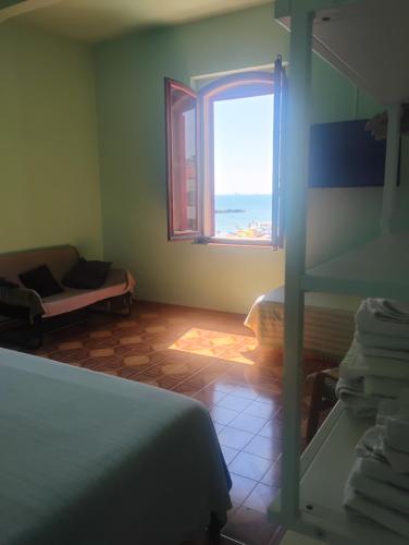 een slaapkamer met een bed en een raam bij Il Casello nel mar in Civitanova Marche