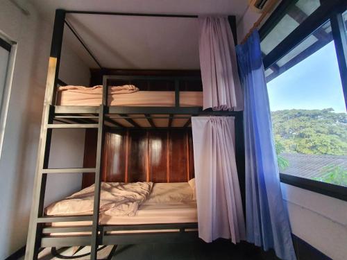 Ένα ή περισσότερα κρεβάτια σε δωμάτιο στο Fip's Inn Hostel Thakhek
