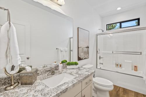 Ένα μπάνιο στο Newly Built Exquisite Luxury Home Perfect Location Central AC Fire-Pit and so much more