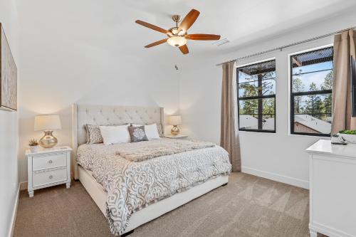 Ένα ή περισσότερα κρεβάτια σε δωμάτιο στο Newly Built Exquisite Luxury Home Perfect Location Central AC Fire-Pit and so much more