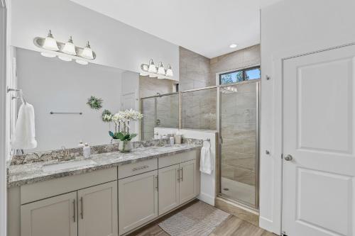Ένα μπάνιο στο Newly Built Exquisite Luxury Home Perfect Location Central AC Fire-Pit and so much more