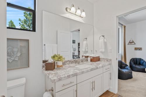 Φωτογραφία από το άλμπουμ του Newly Built Exquisite Luxury Home Perfect Location Central AC Fire-Pit and so much more στο Φλάγκσταφ