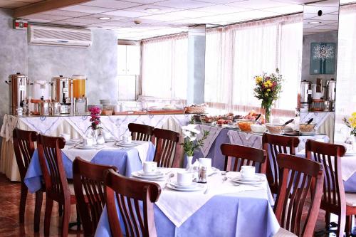 A restaurant or other place to eat at Apollo Hotel