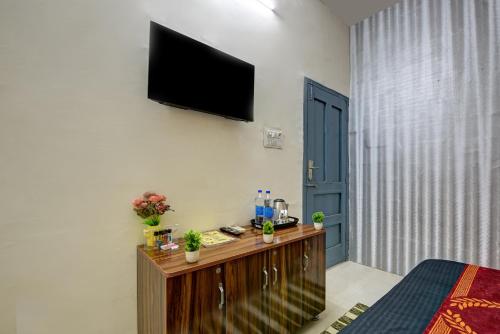 Letto o letti in una camera di Hotel ALLEN STAY Uttam Nagar