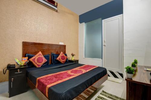 Letto o letti in una camera di Hotel ALLEN STAY Uttam Nagar