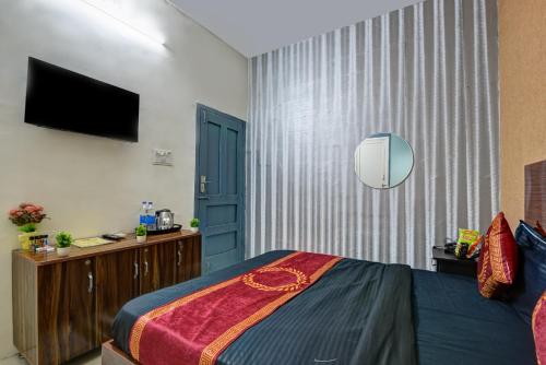 Letto o letti in una camera di Hotel ALLEN STAY Uttam Nagar