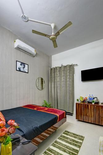Letto o letti in una camera di Hotel ALLEN STAY Uttam Nagar