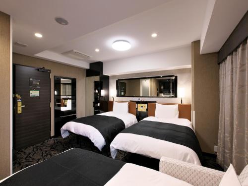 Ένα ή περισσότερα κρεβάτια σε δωμάτιο στο APA Hotel Niigata Tsubamesanjo Ekimae