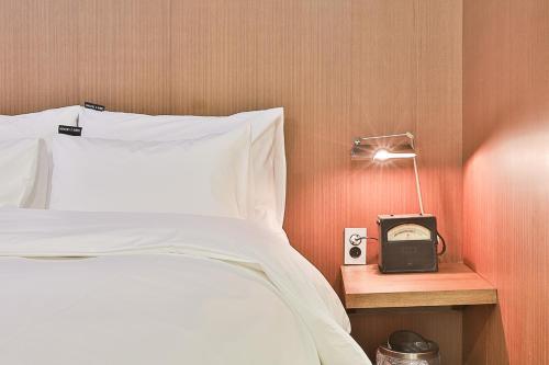 Postel nebo postele na pokoji v ubytování MAKERS x IPPDA HOTEL