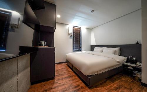 Postel nebo postele na pokoji v ubytování MAKERS x IPPDA HOTEL