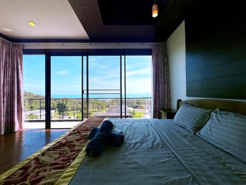 Un pat sau paturi într-o cameră la Luxury 4 bedroom 4 bathroom sea view bathtub pool villa in Bangpor Beach, Koh Samui, Thailand