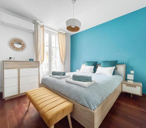 Giường trong phòng chung tại Vichy Élégant F2 dans le Triangle d'Or