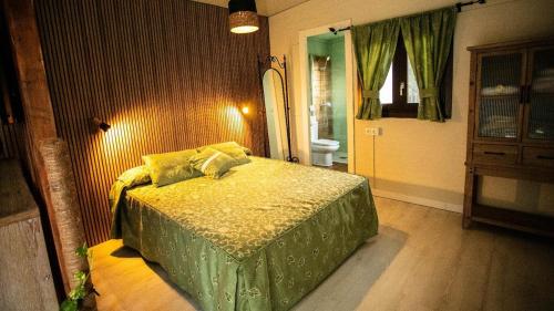 a bedroom with a green bed in a room at Casita Verbena Retreat in Novo Sancti Petri