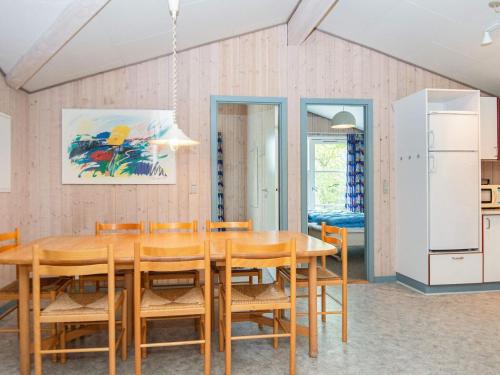 Η κουζίνα ή μικρή κουζίνα στο 8 person holiday home in Børkop-By Traum