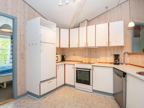 Η κουζίνα ή μικρή κουζίνα στο 8 person holiday home in Børkop-By Traum