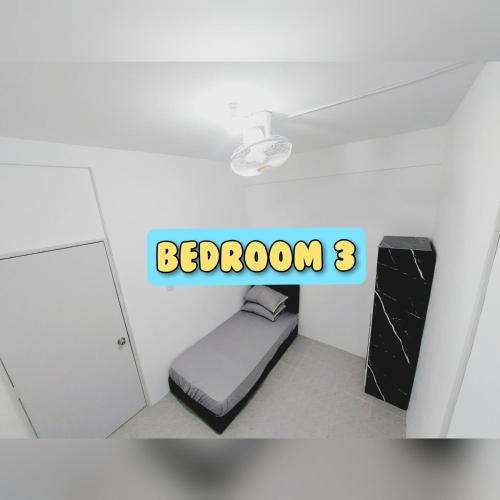 TuaranにあるShah Homestay Tuaranのベッドルームの表示サイン付きのベッド1台