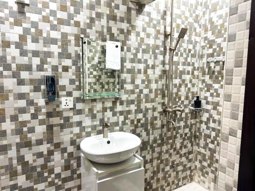 a bathroom with a sink and a shower at Estben Guesthouse in Janman