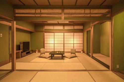 Μια τηλεόραση ή/και κέντρο ψυχαγωγίας στο Ooedo Onsen Monogatari Premium Yoshinoya Irokuen