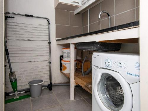 a laundry room with a washing machine in a kitchen at Luxury Spa Retreat in Thorsminde - By Traum Ferienwohnungen in Ulfborg