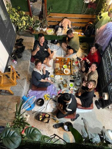 a group of people sitting around a table eating at Hoa dalathouse in Da Thanh