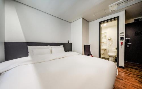 Postel nebo postele na pokoji v ubytování MAKERS x IPPDA HOTEL
