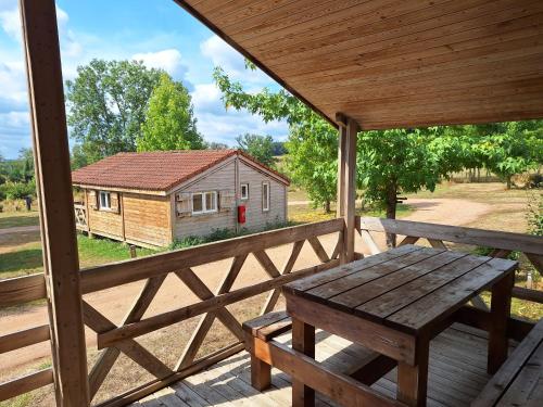 Φωτογραφία από το άλμπουμ του Camping des Papillons σε Lalizolle