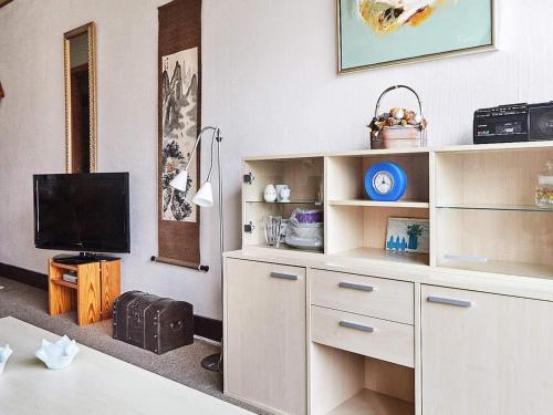 Μια τηλεόραση ή/και κέντρο ψυχαγωγίας στο 2 person holiday home in Nykøbing Sj
