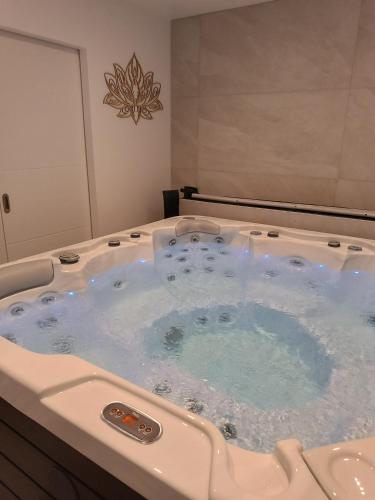 un jacuzzi en el baño en Le Vert'Val, en Quesques