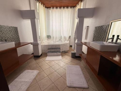 Koupelna v ubytování Gye Nyame Grand Beach Resort