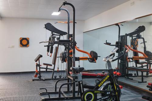 une salle de sport avec plusieurs vélos d'exercice dans une pièce dans l'établissement Jiuhua Mountain Tanfeng Resort Homestay 远眺山景大佛 九华山潭风民宿, à Miaoqian