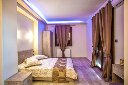 1 dormitorio con 1 cama en una habitación en Mediterranean Holidays, en Ierissos
