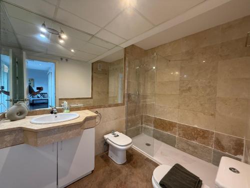 a bathroom with a sink and a toilet and a shower at Apartamento en Puerta del mar con piscina y wifi - PUERTA DEL MAR CALAHONDA in Mijas Costa