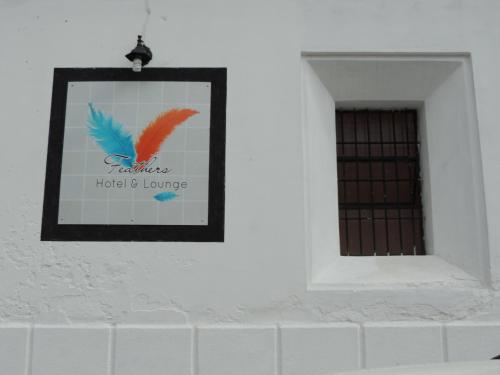 Feathers Hotel & Loungeに飾ってある許可証、賞状、看板またはその他の書類