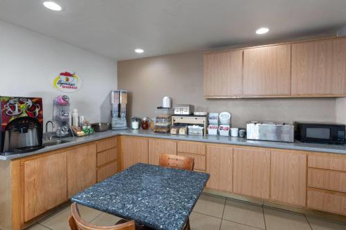 Η κουζίνα ή μικρή κουζίνα στο Super 8 by Wyndham Tucson/Grant Road Area AZ