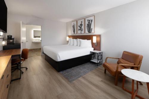 Ένα ή περισσότερα κρεβάτια σε δωμάτιο στο Kokopelli Inn Sedona, Trademark Collection by Wyndham