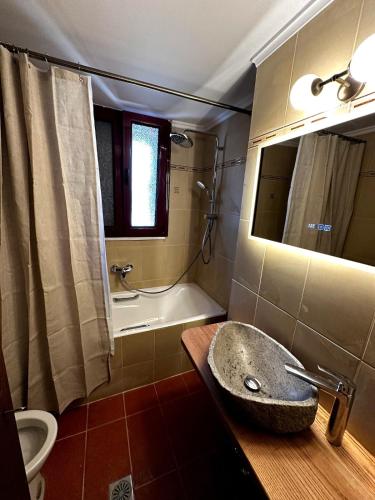 Ένα μπάνιο στο Tollmere Hospitality Λύχνος suite
