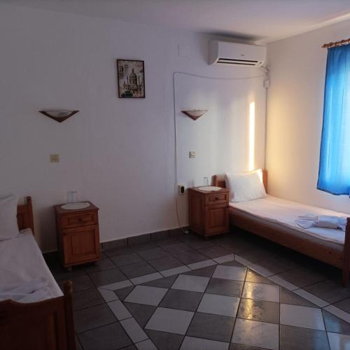 a room with two beds and a window at Къща за гости Бяла Къща in Kavarna