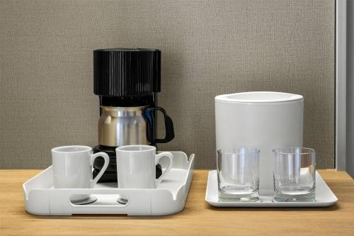 Utensilios para hacer té y café en Wyndham Alltra Punta Cana All Inclusive Resort