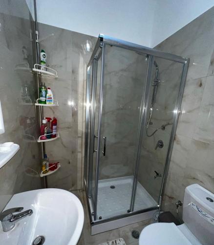 Bilik mandi di Modern Apartment Shkoder