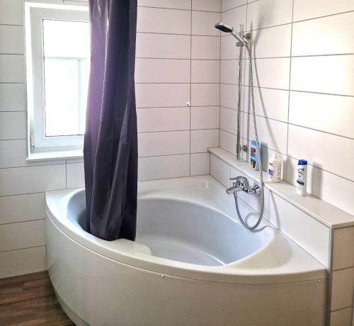 Bilik mandi di Exklusives Zimmer mit geteiltem Bad und Küche OM