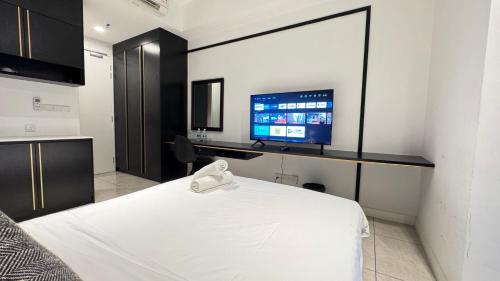 a bedroom with a bed and a flat screen tv at Axon Residence Near Fehrenheit Bukit Bintang in Kuala Lumpur