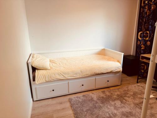 Cama pequeña en habitación con pared en Cozy home with sauna and kota, en Rovaniemi