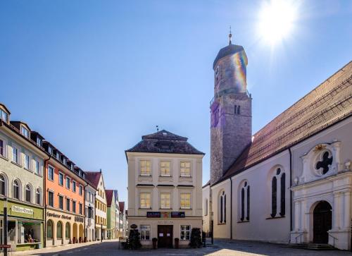 a city street with buildings and a tower at Alpenpanorama in Weilheim in Oberbayern