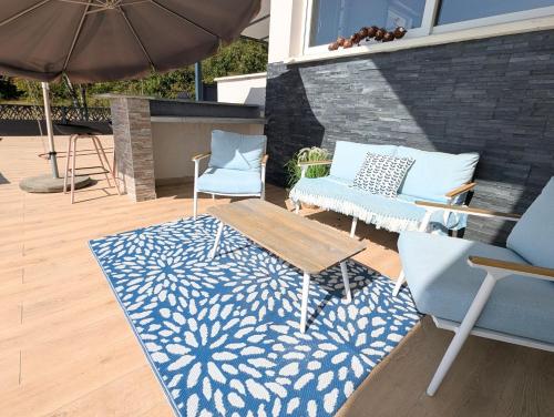 Un balcón o terraza de Studio dans Villa avec Piscine