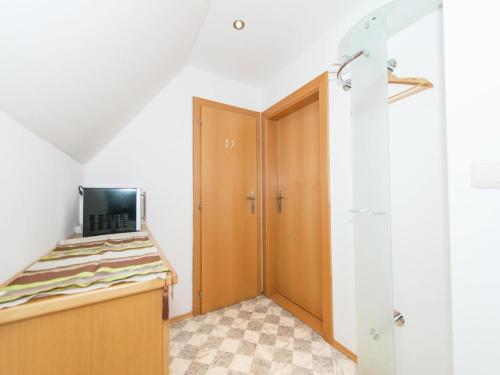 Телевизор и/или развлекательный центр в Apartment in Tröpolach near Nassfeld Gondola