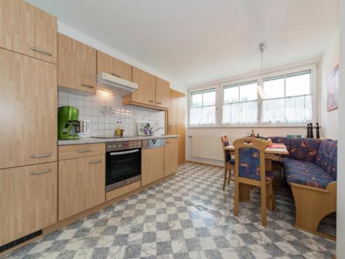 Кухня или мини-кухня в Apartment in Tröpolach near Nassfeld Gondola
