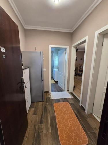 an empty hallway with a door and a rug at Muli 1 Bedroom Apartment in (( Stan i Ri ))