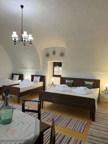a room with two beds and a table at Miklós Lak in Ocna de Sus