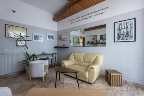 a living room with a couch and a table at Garibaldi R&B in Messina